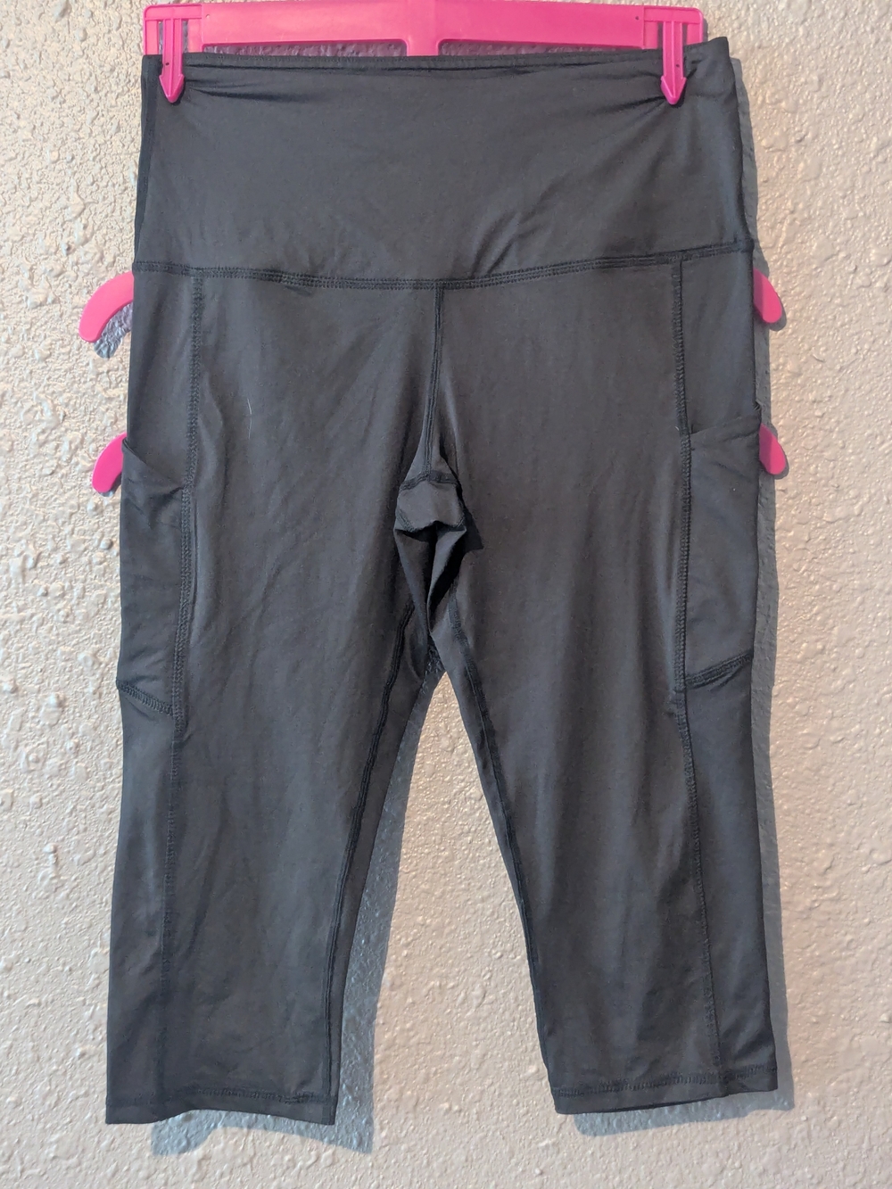 M Black Performance Capri Leggings